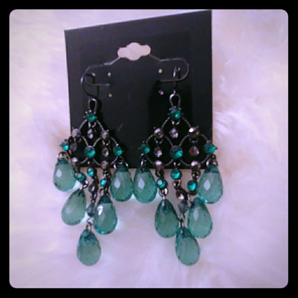 NWT. Green crystal dangle Earrings